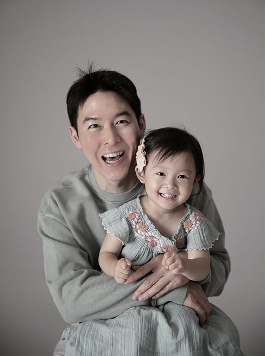 온아치과 오남점 대표원장 조대현과 딸이 함께 웃고 있는 사진
