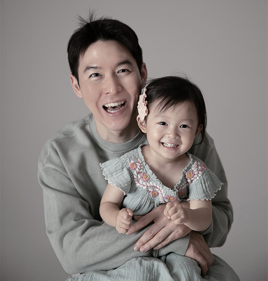 대표원장 조대현과 딸이 함께 웃고 있는 사진
